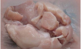 Súp gà được chế biến rất nhanh chóng và dễ dàng. Sau khi rửa sạch phi lê gà, cắt thành miếng vừa.