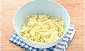Coleslaw sallad enligt det klassiska receptet är mycket enkel att förbereda. Vi tvättar vitkålen, hackar den fint och lägger den i en salladsskål.