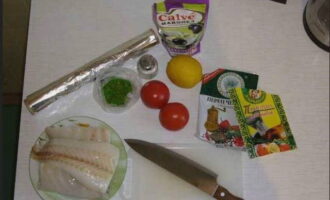 Làm thế nào để nấu một món cá bơn ngon? Chuẩn bị một bộ nguyên liệu đơn giản. Làm tan cá bơn trước trong điều kiện tự nhiên.