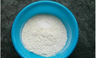 Salain ang harina sa isang malalim na mangkok, magdagdag ng asin (0.5 tsp) at ihalo. Salain ang harina sa isang malalim na mangkok, magdagdag ng asin (0.5 tsp) at ihalo.