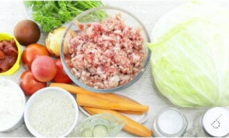 Món bắp cải cuộn cổ điển rất đơn giản để chuẩn bị. Trước hết, bày tất cả nguyên liệu làm món bắp cải cuộn ra bàn theo công thức. Rã đông thịt băm đã hoàn thành hoặc xoắn thịt thành các phần bằng nhau thông qua máy xay thịt. Chúng tôi làm sạch rau.  