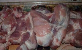 วิธีทำเมนูหมูสับให้อร่อย? เราล้างเนื้อเอาฟิล์มออกจากเนื้อหมู หลังจากการอบแห้งให้หั่นเป็นชิ้น ๆ ให้เหมาะกับรางเครื่องบดเนื้อ
