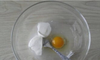 Posikunchiki är mycket lätt att tillaga hemma. Vi börjar med degen: blanda ett kycklingägg, gräddfil och vatten i en djup behållare.