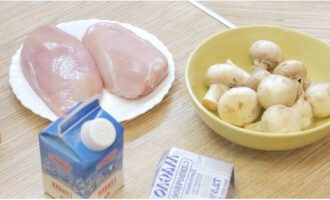 เตรียมไก่กับเห็ดในซอสครีมในกระทะได้ง่าย มาเตรียมส่วนผสมที่จำเป็นตามรายการกัน