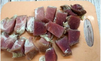 Ang nilagang patatas na may karne sa isang kaldero ay napakasimpleng ihanda.Pinipili namin ang karne ayon sa panlasa. Hugasan namin ito, tuyo at gupitin sa mga piraso.