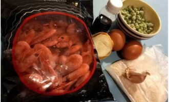 Rijst met garnalen is heel eenvoudig te bereiden. Laten we de ingrediënten uit de lijst bereiden.