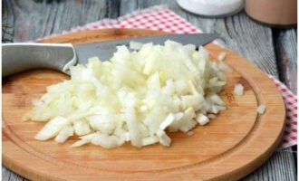 Fläsk med svamp är väldigt lätt att förbereda. Skala löken och hacka den fint.