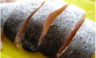 Aspic este foarte ușor de preparat acasă. Curățați peștele și tăiați-l în bucăți mici.
