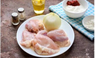Klassisk kycklingbiff stroganoff är väldigt lätt att tillaga. Skölj kycklingköttet under rinnande vatten och torka det med hushållspapper, ta bort skalet från löken lager för lager.