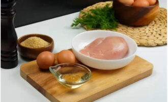 Ang chicken schnitzel ay napakadaling ihanda. Banlawan at tuyo ang karne sa anumang maginhawang paraan.