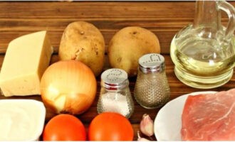 El porc amb patates al forn és molt fàcil de preparar. Col·loqueu tot el que necessiteu a la superfície de treball. El porc amb patates al forn és molt fàcil de preparar. Col·loqueu tot el que necessiteu a la superfície de treball.