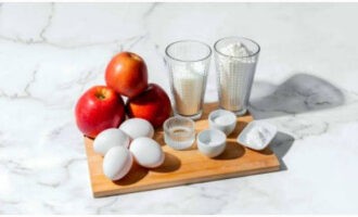 Weelderige charlotte met appels in de oven is heel eenvoudig te bereiden. We meten de ingrediënten voor de Charlotte nauwkeurig af volgens de verhoudingen van het recept, wat vooral belangrijk is voor het deeg.