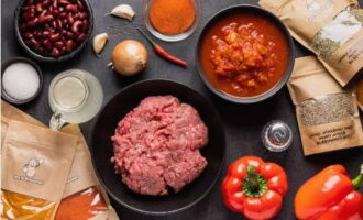 Mexikansk chili con carne enligt det klassiska receptet är väldigt enkel att tillaga. Vi håller på att förbereda ett matpaket.