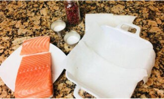 Lättsaltad lax är lätt och snabbt att tillaga hemma. Låt oss förbereda de nödvändiga produkterna från listan. Vi kommer också att behöva matfilm och gasväv.