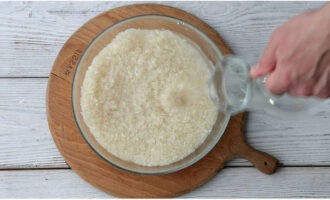 Hur lagar man pilaf hemma? Tvätta den angivna mängden ris flera gånger i kallt vatten. Det gör vi tills det blir helt transparent.