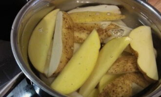 Aardappelen uit Idaho zijn gemakkelijk thuis te bereiden. Spoel elke aardappelknol met een borstel onder water, snijd hem in plakjes en plaats hem 4-5 minuten in kokend water.