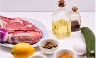 Bánh tartare thịt bò rất dễ chế biến tại nhà. Hãy chuẩn bị những sản phẩm cần thiết.