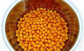 Falafel có thể dễ dàng chuẩn bị ở nhà. Đầu tiên ngâm đậu xanh trong nước lạnh. Để nó qua đêm.