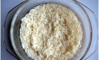 Ang mga pinalamanan na sili na may tinadtad na karne at bigas ay napakadaling ihanda. Banlawan ang bigas, pakuluan sa inasnan na tubig sa ratio na 1:2 hanggang kalahating luto at palamig.