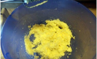 Els cupcakes clàssics són fàcils de fer a casa. Afegiu el sucre granulat i la vainillina a la mantega suau i bateu fins que quedi esponjosa.