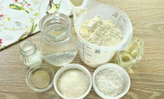 Els bunyols clàssics de paella són molt fàcils de preparar. Prepararem els productes necessaris segons la llista.