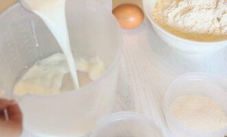 Bánh Cinnabon cổ điển rất dễ làm tại nhà. Trộn 15 gam men tươi trong sữa ấm với đường và một thìa nhỏ bột mì. Để bột trong 10-15 phút.