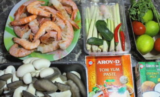 Klassisk tom yum-soppa är lätt att tillaga hemma. Låt oss förbereda alla nödvändiga ingredienser. De säljs vanligtvis i stora stormarknader individuellt eller i färdiga uppsättningar.