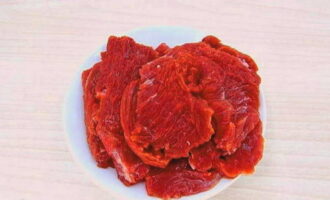 Klassisk nötköttstroganoff är väldigt lätt att tillaga. Vi tvättar nötköttet och skär det på tvären i tunna skivor. Vi tar bort alla filmer och vener.