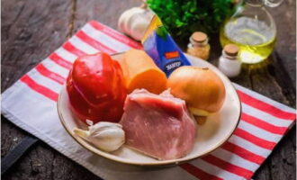 Els pebrots farcits clàssics amb carn i arròs són molt fàcils de preparar. Abans de començar el procés de cocció, peleu les verdures i esbandiu amb aigua corrent juntament amb la carn.