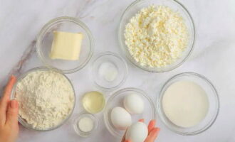 Klassieke koninklijke cheesecake met kwark in de oven is heel eenvoudig te bereiden. Voordat u met het proces begint, meet u de benodigde hoeveelheid van alle componenten af ​​met een keukenweegschaal.