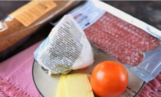 Bánh mì nóng rất dễ chế biến. Trước hết, đặt tất cả các nguyên liệu cần thiết lên bàn làm việc, rửa sạch và thấm khô cà chua chín bằng khăn giấy.