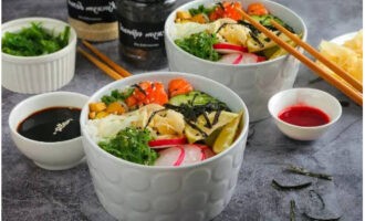 Vi lägger avokado, lax och andra ingredienser här. Strö över sesamfrön.