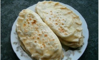 Ilagay ang mga piraso sa ibabaw ng bawat isa, na tinatakpan ang mga ito ng mantikilya. Ilagay ang mga piraso sa ibabaw ng bawat isa, na tinatakpan ang mga ito ng mantikilya.