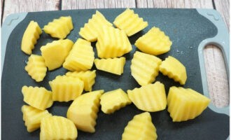 Balatan ang mga patatas at gupitin sa medium-sized na piraso.
