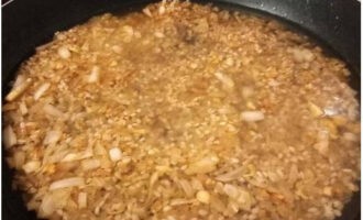 Vul de rijst met water, sluit het deksel en laat 10 minuten staan. Bak vervolgens ongeveer 5-10 minuten.
