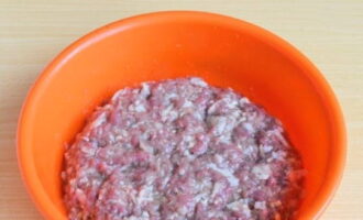Blanda ingredienserna noggrant med händerna.