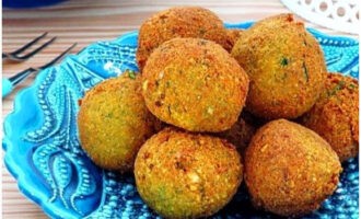 Món falafel đậu xanh cổ điển đã sẵn sàng. Phục vụ và thưởng thức!