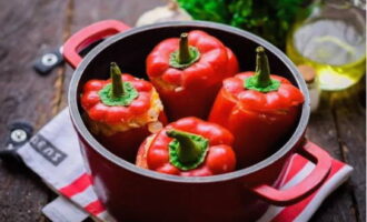Si ho desitja, cobriu amb taps de pebre.