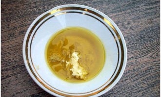 Skala och krossa vitlöken, kombinera med vegetabilisk olja.
