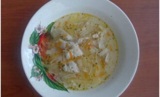 Súp gà đã sẵn sàng! Chúng ta múc canh thơm ra bát và mời cả nhà dùng bữa. Chúc ngon miệng!