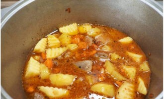 Ilagay ang mga patatas sa kaldero, magdagdag ng tubig at kumulo na natatakpan ng mga 20 minuto.