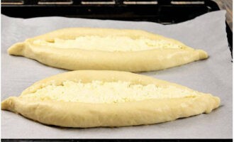 We brengen de voorbereidingen over naar een bakplaat met perkament. Bak ongeveer 15-25 minuten op 200 graden.