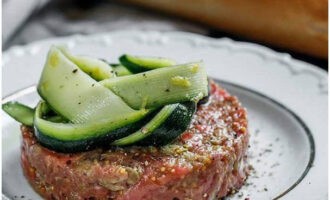 Bánh tartare thịt bò theo công thức cổ điển đã sẵn sàng. Ăn kèm với bánh mì baguette nướng trên chảo rán khô và thưởng thức!
