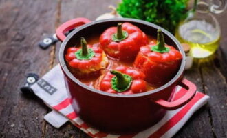 Aboqueu una barreja d'aigua, pasta de tomàquet i sal sobre els pebrots i deixeu-ho coure a foc lent durant 40-45 minuts.