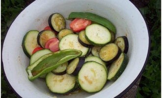 Häll den doftande marinaden över grönsakerna. Blanda väl och låt grönsakerna dra i den aromatiska oljan.