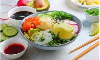 Peta med lax och avokado enligt det klassiska receptet är klart!