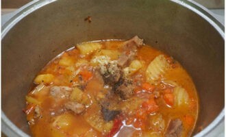 Magdagdag ng bawang, asin at lahat ng pampalasa mula sa listahan. Bawasan ang init at kumulo para sa isa pang 10 minuto.