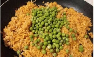 Doe de groene erwten in de pan. Dek af met een deksel om de erwten te stomen.