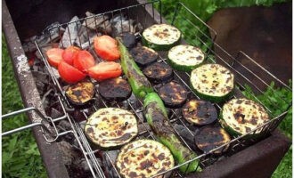 Lägg grönsakerna på grillen och grilla tills de är gyllenbruna.