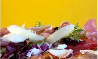 Romeinse pizza volgens het klassieke recept is klaar. Help jezelf!